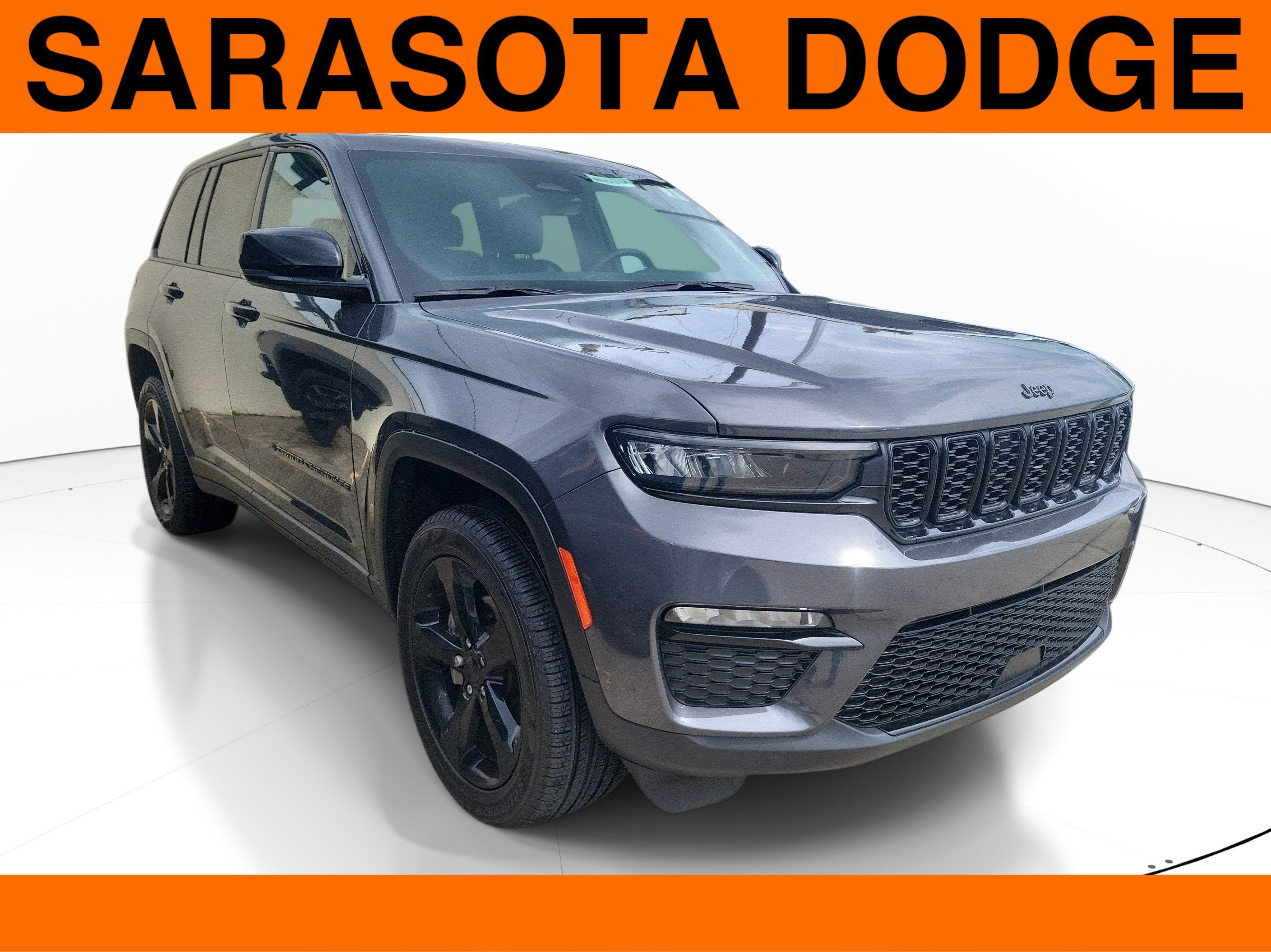 Used 2025 Jeep Grand Cherokee Limited w/ Black Appearance Package AWD/4WD image 1
