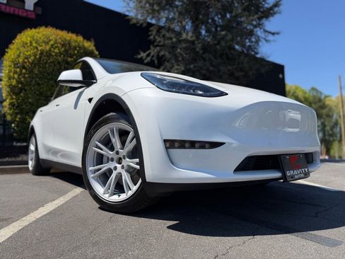 Used 2022 Tesla Model Y Long Range image 8