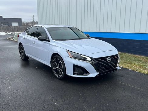 Used 2024 Nissan Altima 2.5 SR w/ SR Premium Package AWD/4WD image 3