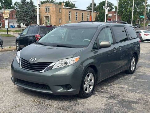 Used 2014 Toyota Sienna LE FWD image 3