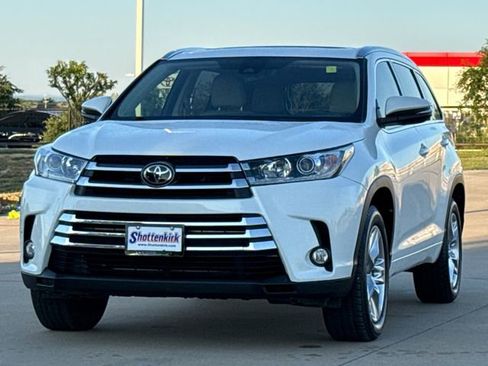 Used 2017 Toyota Highlander Limited FWD image 3