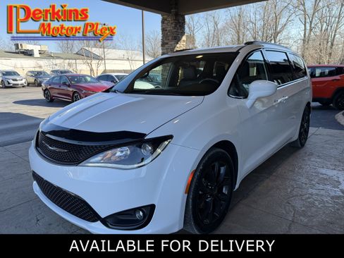 Used 2019 Chrysler Pacifica Touring-L w/ S Appearance Package image 1