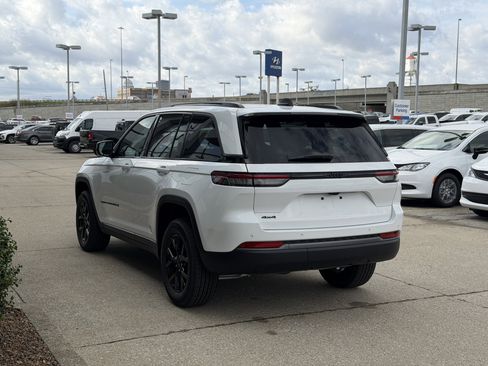 New 2026 Jeep Grand Cherokee Altitude image 8