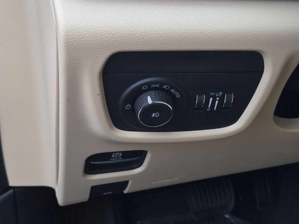 Used 2025 Jeep Grand Cherokee Limited w/ Luxury Tech Group II AWD/4WD image 15