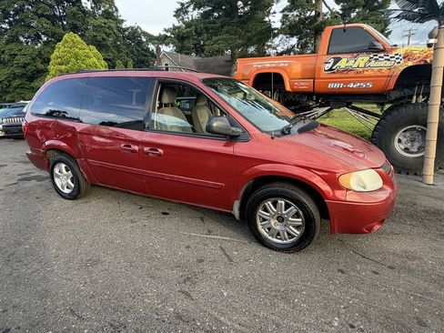 Used 2005 Dodge Grand Caravan SXT w/ Premium Group FWD image 2