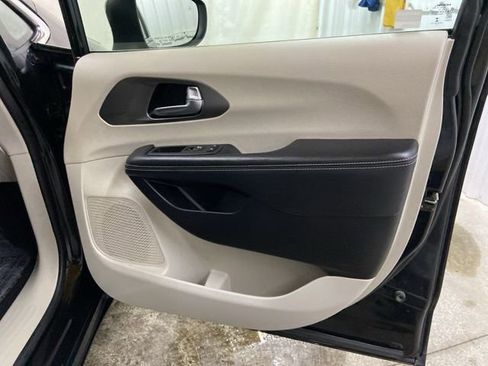 Used 2023 Chrysler Pacifica Touring-L image 31