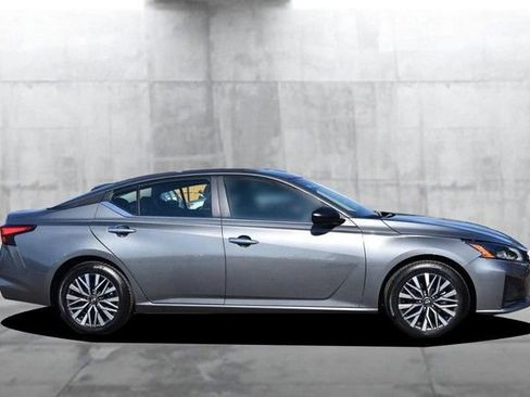 Certified 2025 Nissan Altima 2.5 SV image 5