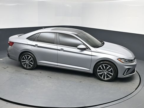 Used 2025 Volkswagen Jetta SE image 15