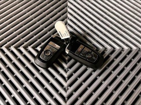 Used 2025 Ford Bronco Badlands image 10