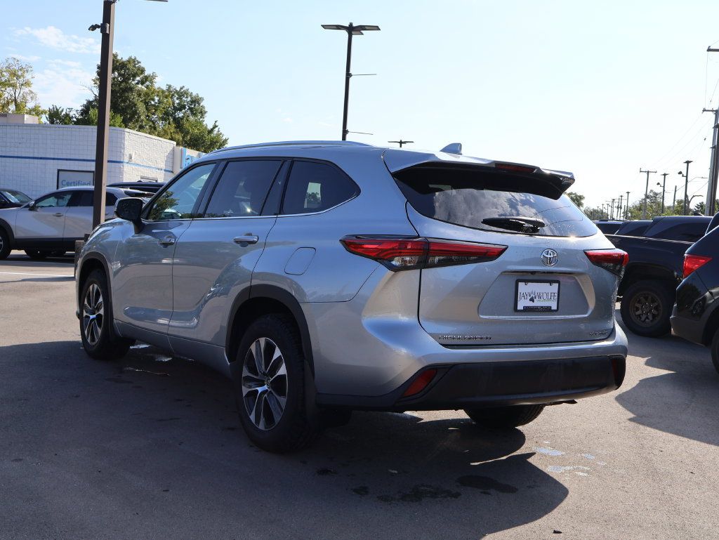Used 2020 Toyota Highlander XLE AWD/4WD image 5