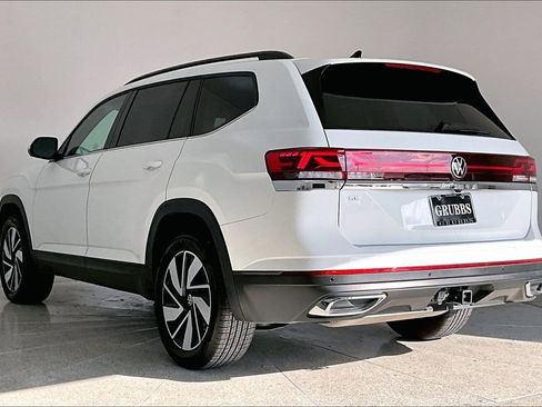 Used 2025 Volkswagen Atlas SE image 2