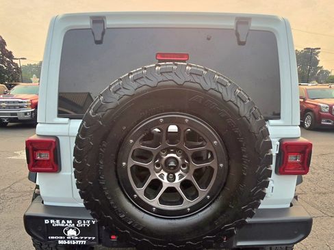 Used 2018 Jeep Wrangler Unlimited Sahara AWD/4WD image 10