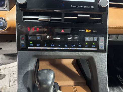 Used 2020 Toyota Avalon Limited image 27