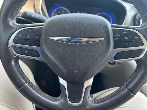 Used 2018 Chrysler Pacifica Touring-L w/ Tire & Wheel Group FWD image 10