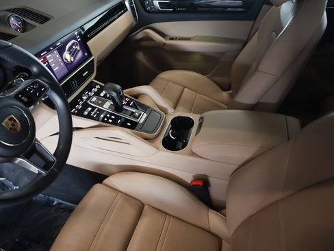Certified 2023 Porsche Cayenne w/ Premium Package AWD/4WD image 17