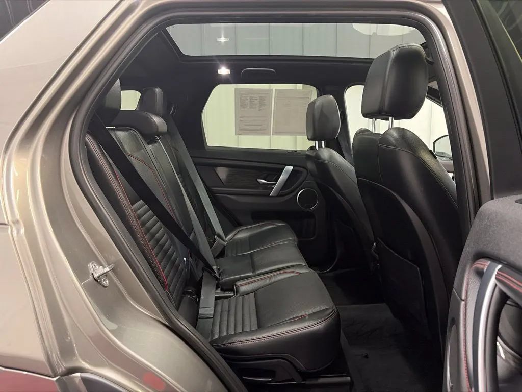 Used 2020 Land Rover Discovery Sport SE R-Dynamic AWD/4WD image 19