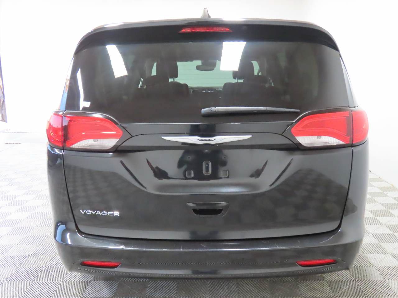 Used 2023 Chrysler Voyager LX FWD image 4