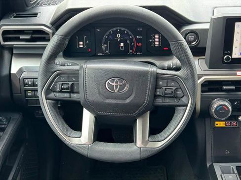 Certified 2025 Toyota Tacoma SR5 AWD/4WD image 40