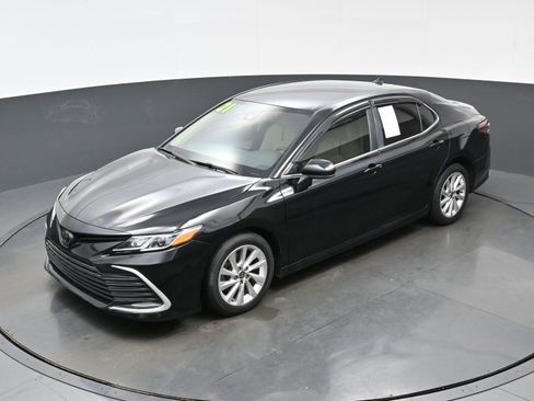 Used 2021 Toyota Camry LE FWD image 31