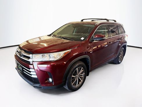 Used 2018 Toyota Highlander XLE AWD/4WD image 3