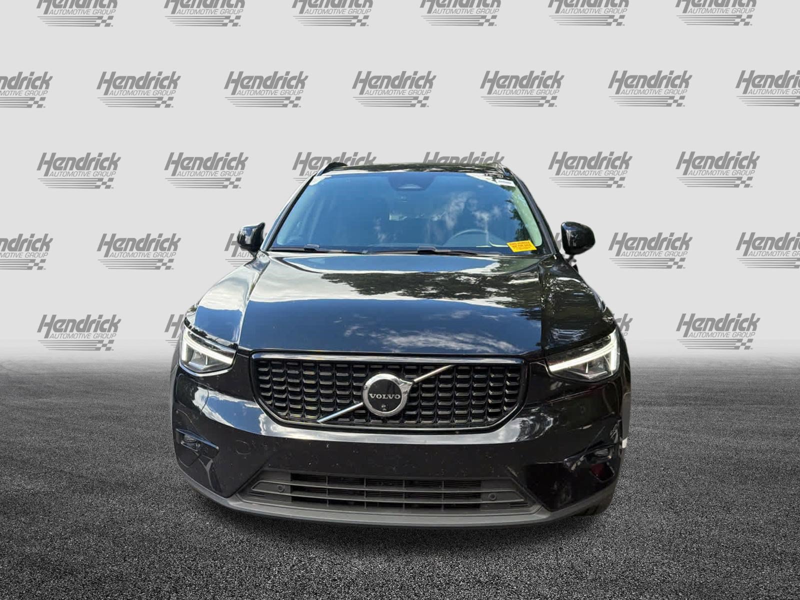 Used 2025 Volvo XC40 B5 Plus AWD/4WD image 3
