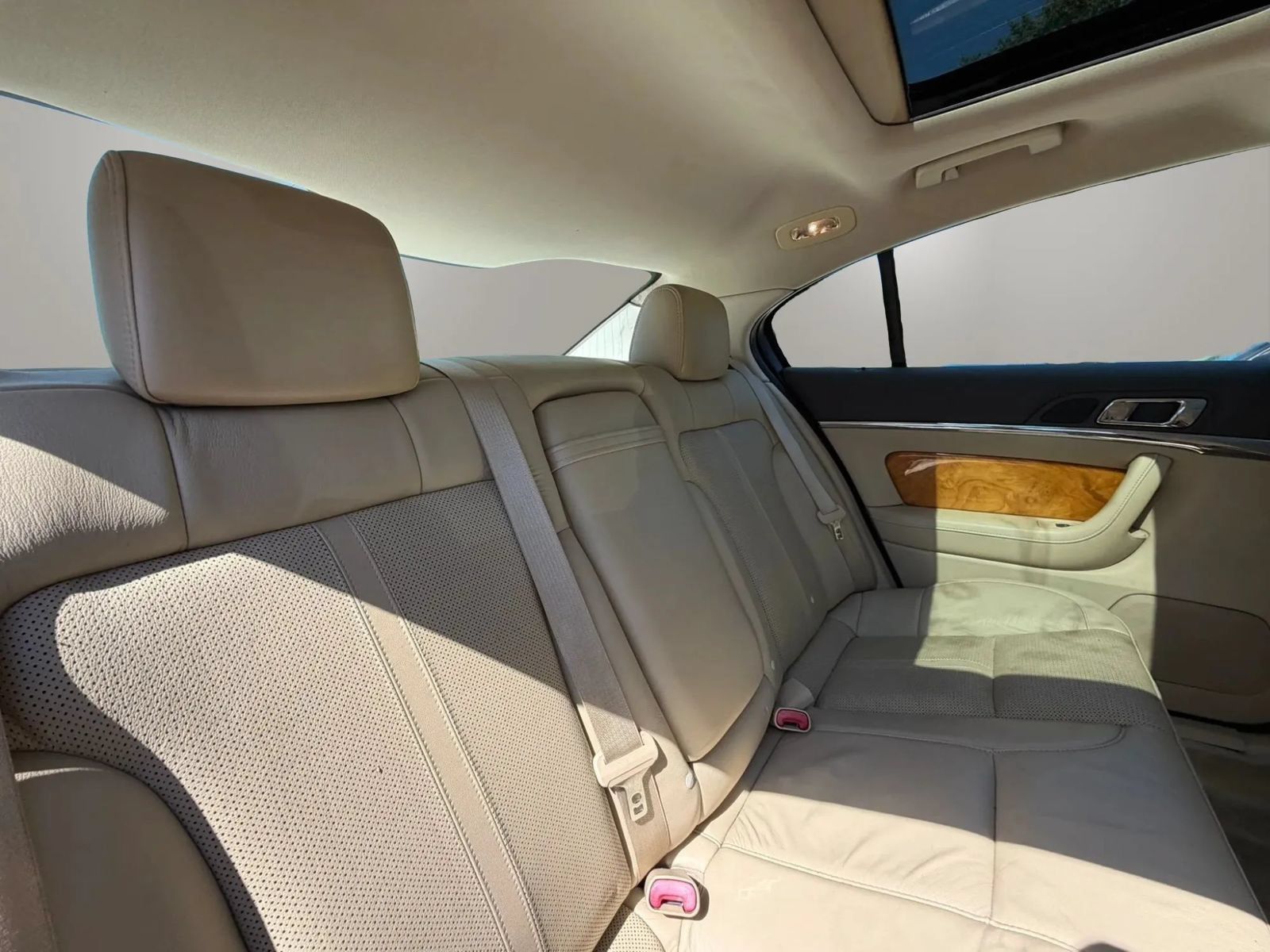 Used 2012 Lincoln MKS FWD image 31