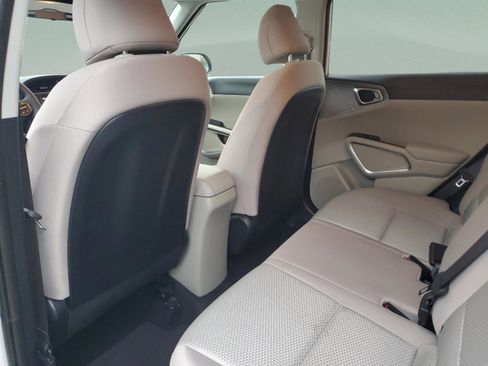 Certified 2025 Kia Soul LX image 9