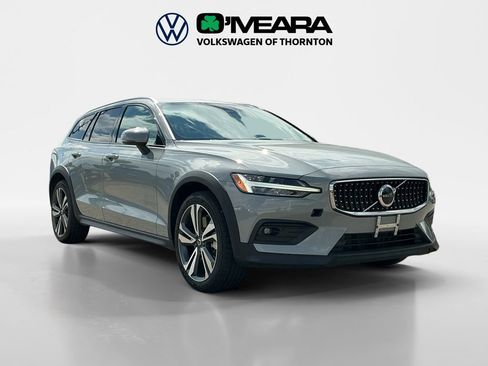 Used 2024 Volvo V60 B5 Cross Country Plus image 7