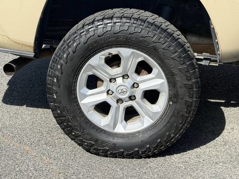 Used 2016 Toyota Tacoma SR5 w/ Towing Package image 19