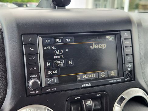 Used 2016 Jeep Wrangler Unlimited Sahara w/ Connectivity Group AWD/4WD image 28