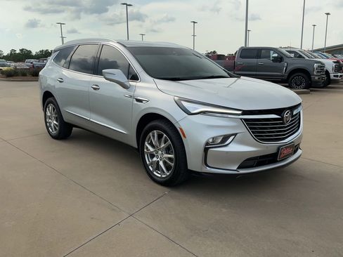 Used 2022 Buick Enclave Premium image 2