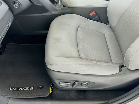 Used 2023 Toyota Venza LE image 19