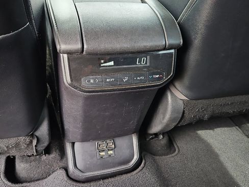 Used 2021 Toyota Highlander XLE FWD image 19