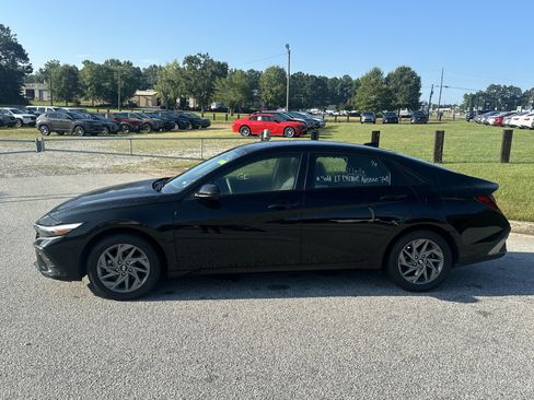 Used 2024 Hyundai Elantra SEL FWD image 8