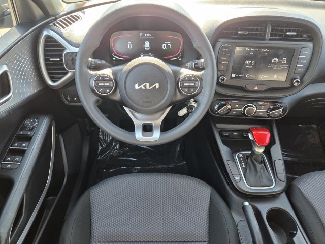 Used 2025 Kia Soul LX w/ LX Technology Package FWD image 16