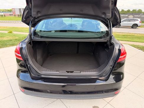 Used 2017 Ford Focus SE w/ Cold Weather Package FWD image 27
