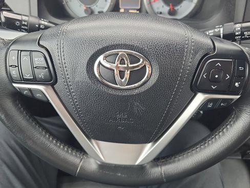 Used 2018 Toyota Sienna SE image 23
