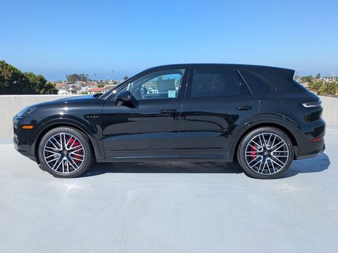 New 2025 Porsche Cayenne Turbo image 2