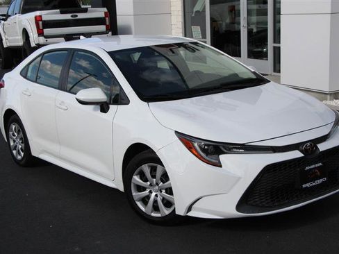 Used 2022 Toyota Corolla LE image 2
