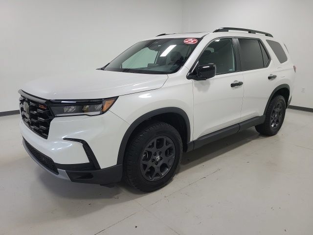 Used 2025 Honda Pilot TrailSport image 3