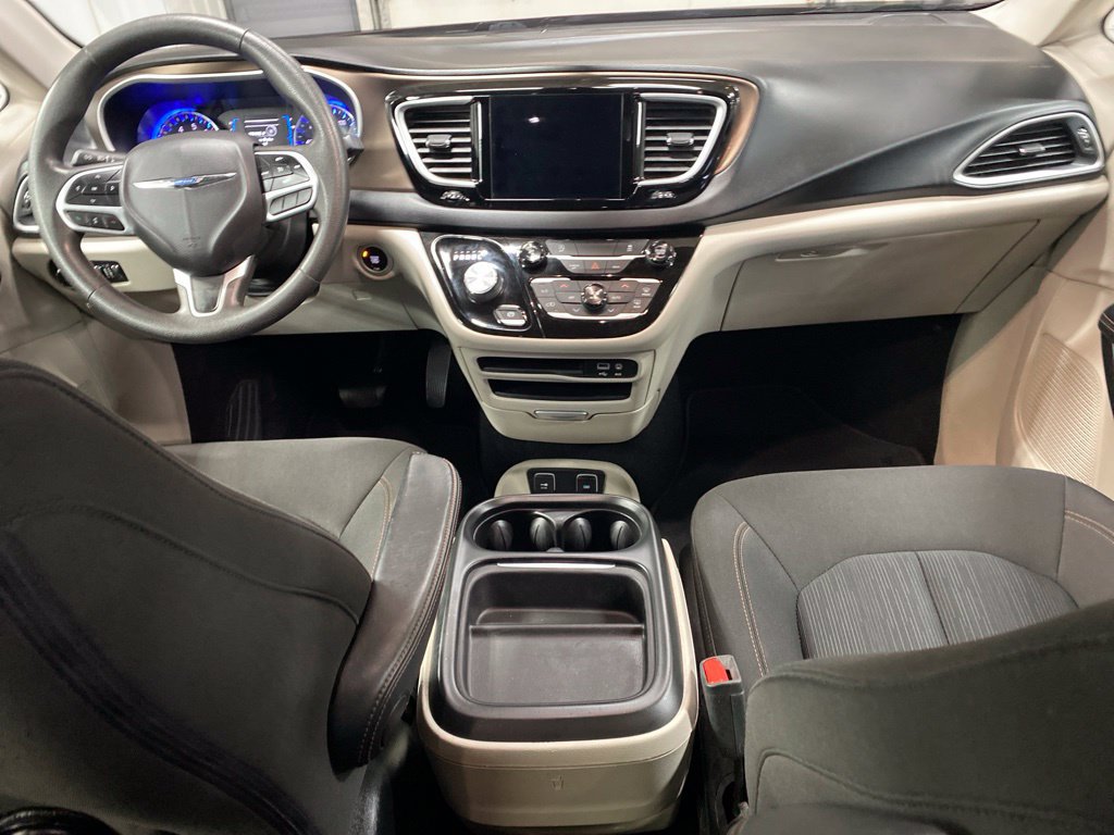 Used 2017 Chrysler Pacifica Touring Plus w/ Tire & Wheel Group FWD image 15