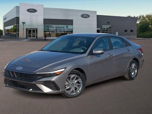 Used 2024 Hyundai Elantra SEL image 1