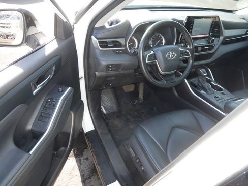 Used 2022 Toyota Highlander XLE image 10