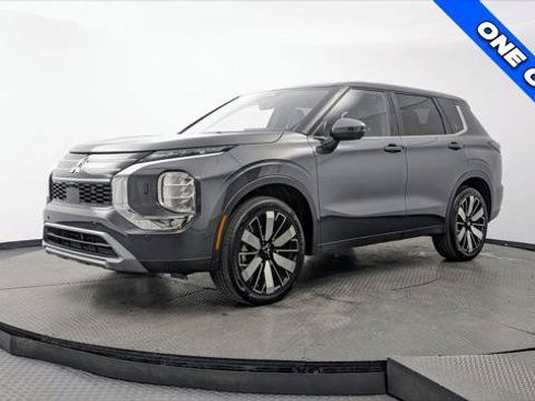 Used 2025 Mitsubishi Outlander SE AWD/4WD image 2