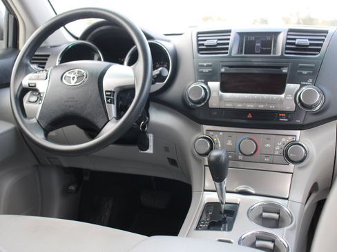 Used 2011 Toyota Highlander 2WD w/ Tech Pkg image 23