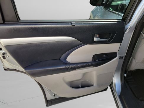 Used 2014 Toyota Highlander XLE FWD image 11