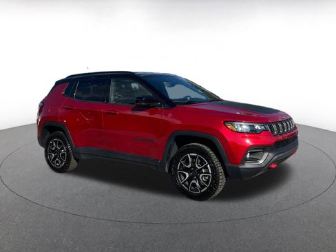 Used 2025 Jeep Compass Trailhawk image 2
