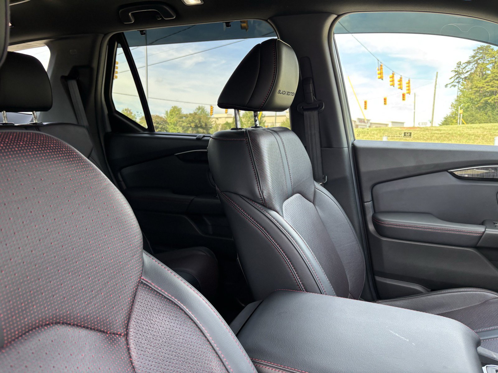 Used 2025 Honda Pilot Black Edition image 35