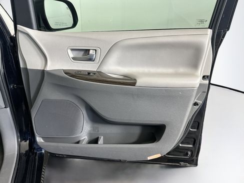 Used 2020 Toyota Sienna XLE image 31