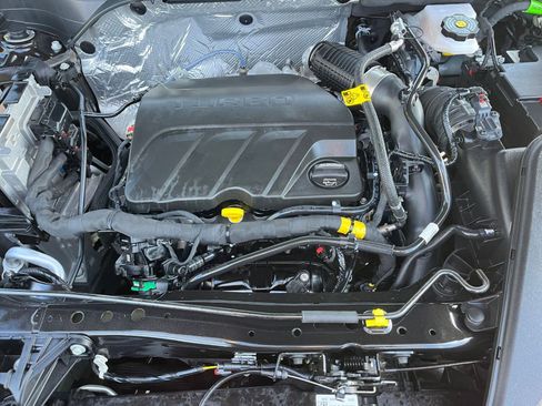 Used 2025 Chevrolet Trax LT image 32